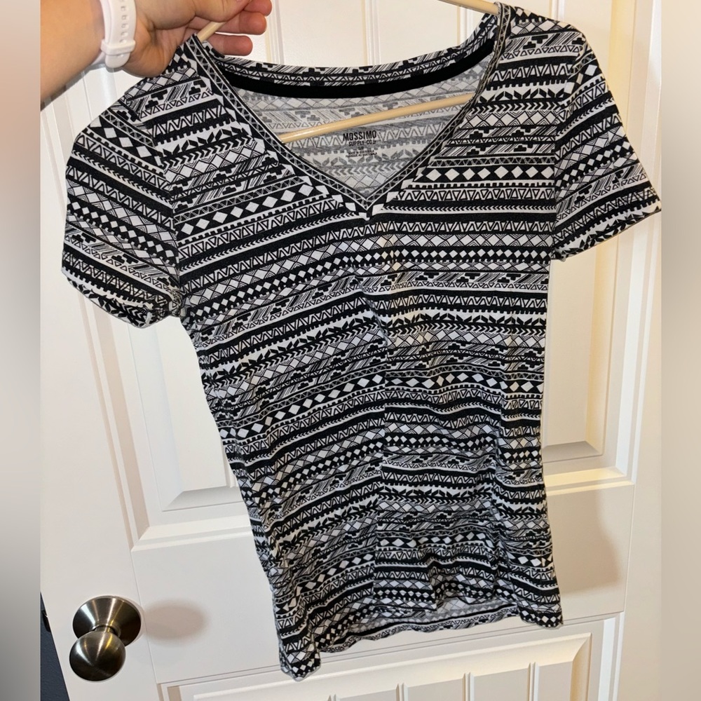 Mossimo Women’s Black and White Pattern V-neck Tee- Size Small